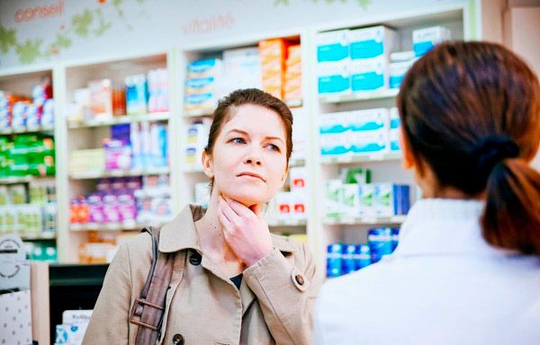 Selectie van medicijnen tegen pijn in de nasopharynx bij de apotheek