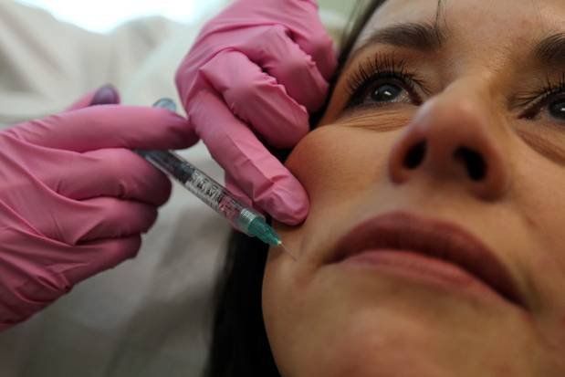 Amerikaanse vrouw heeft botgroei in haar oogleden na cosmetische ingreep