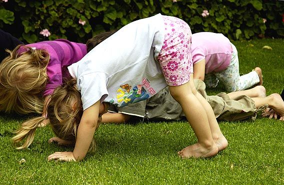 Ochtendgymnastiek voor kinderen van jongere voorschoolse leeftijd 